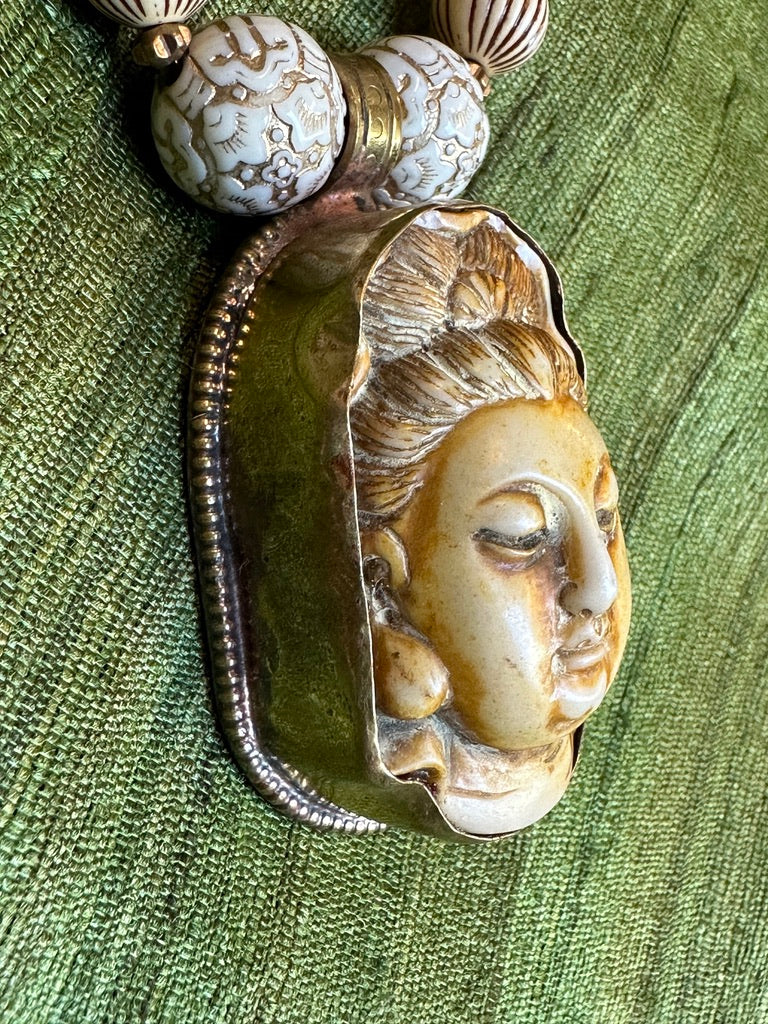 QUANYIN COSMIC SPARKLE NECKLACE