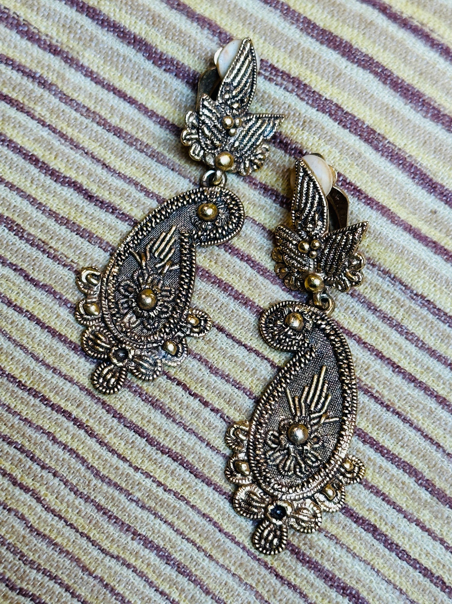 CLIP CLIP HOORAY! CLIP-ON EARRINGS