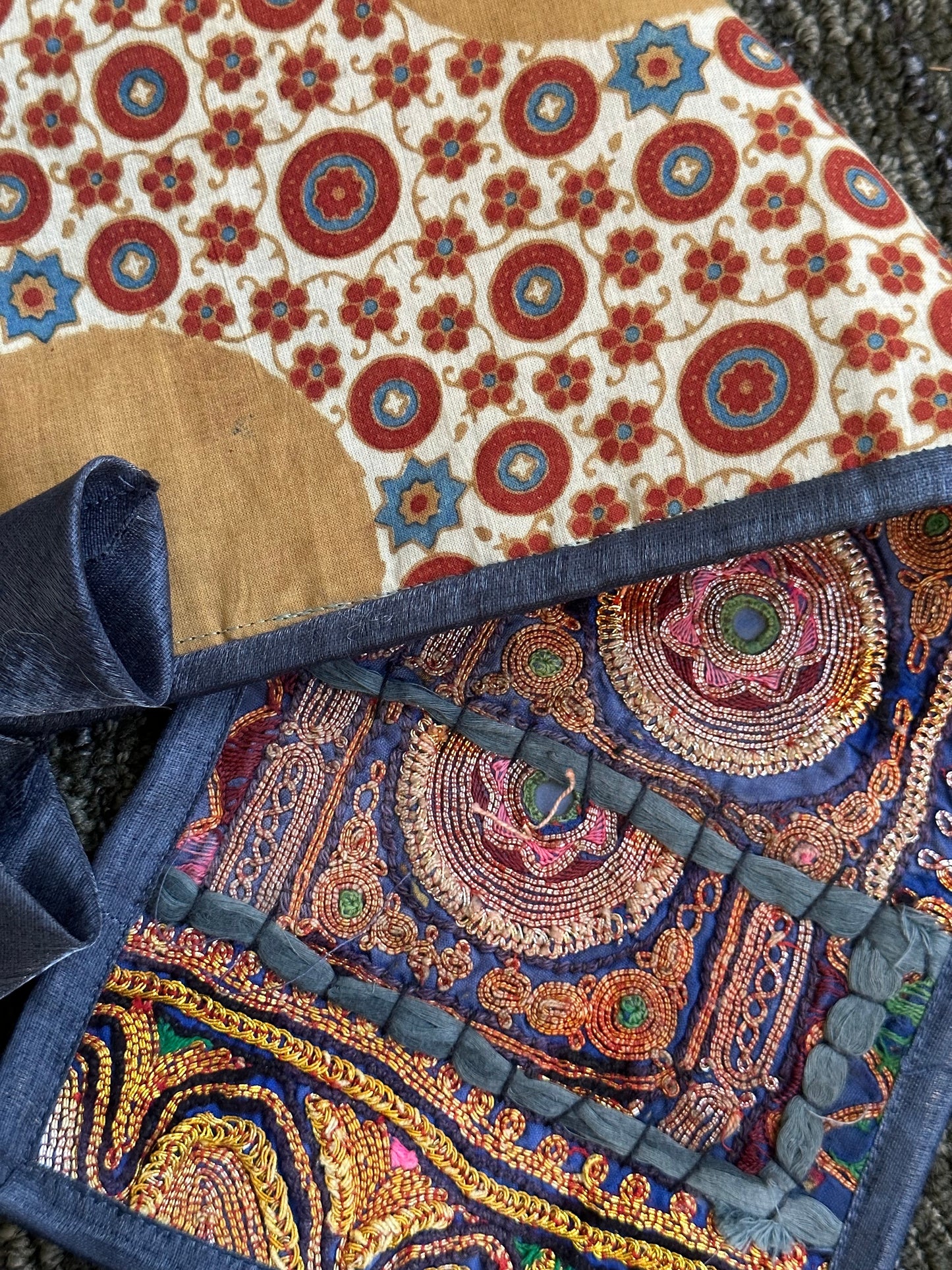 EMBROIDERED CUMMERBUNDS