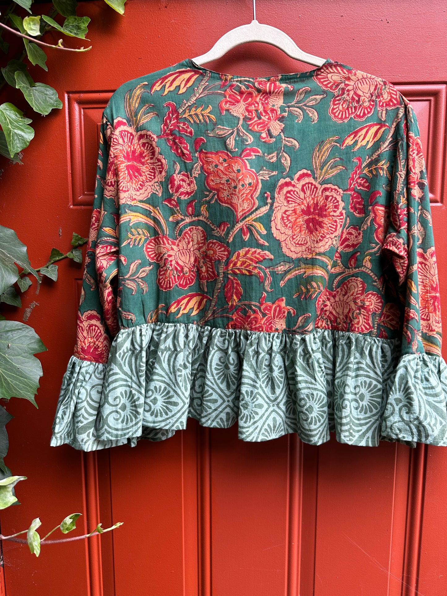 JUNGLE GREEN FLORAL RUFFLE TOP