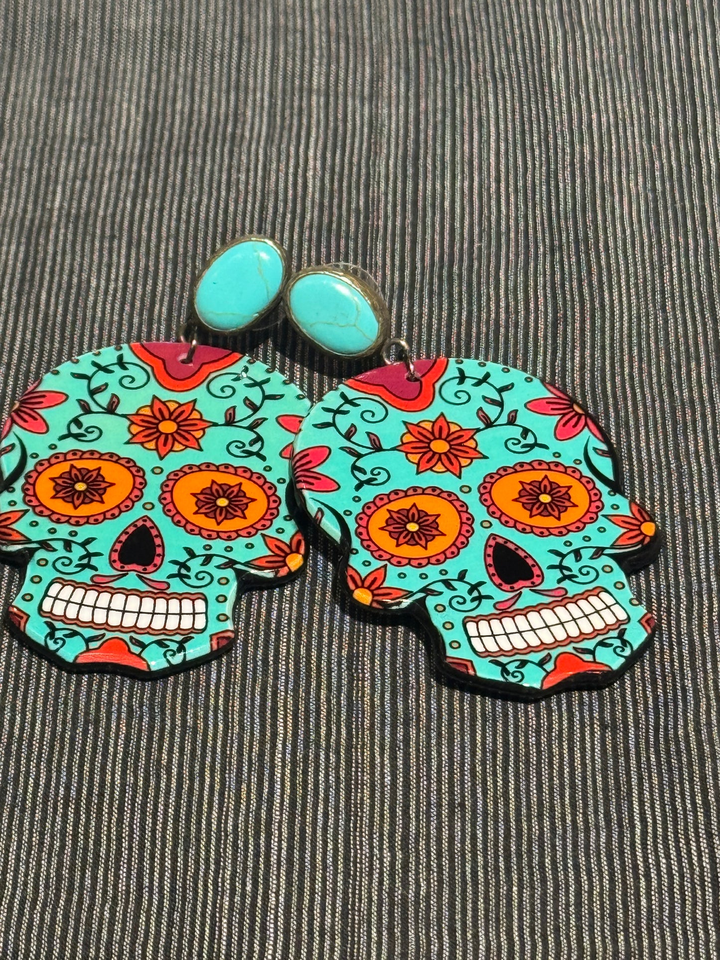 SKULL EARRINGS OF RESIN AND GEMSTONE TOPS
