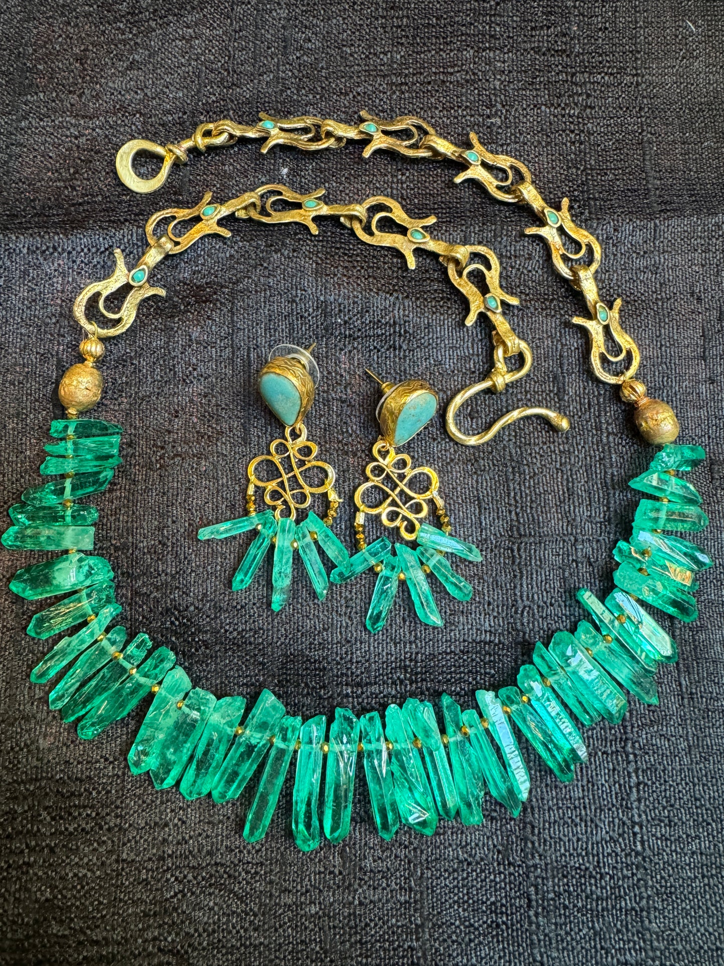 AQUA ROUGH ROCK CRYSTAL COLLAR & EARRINGS