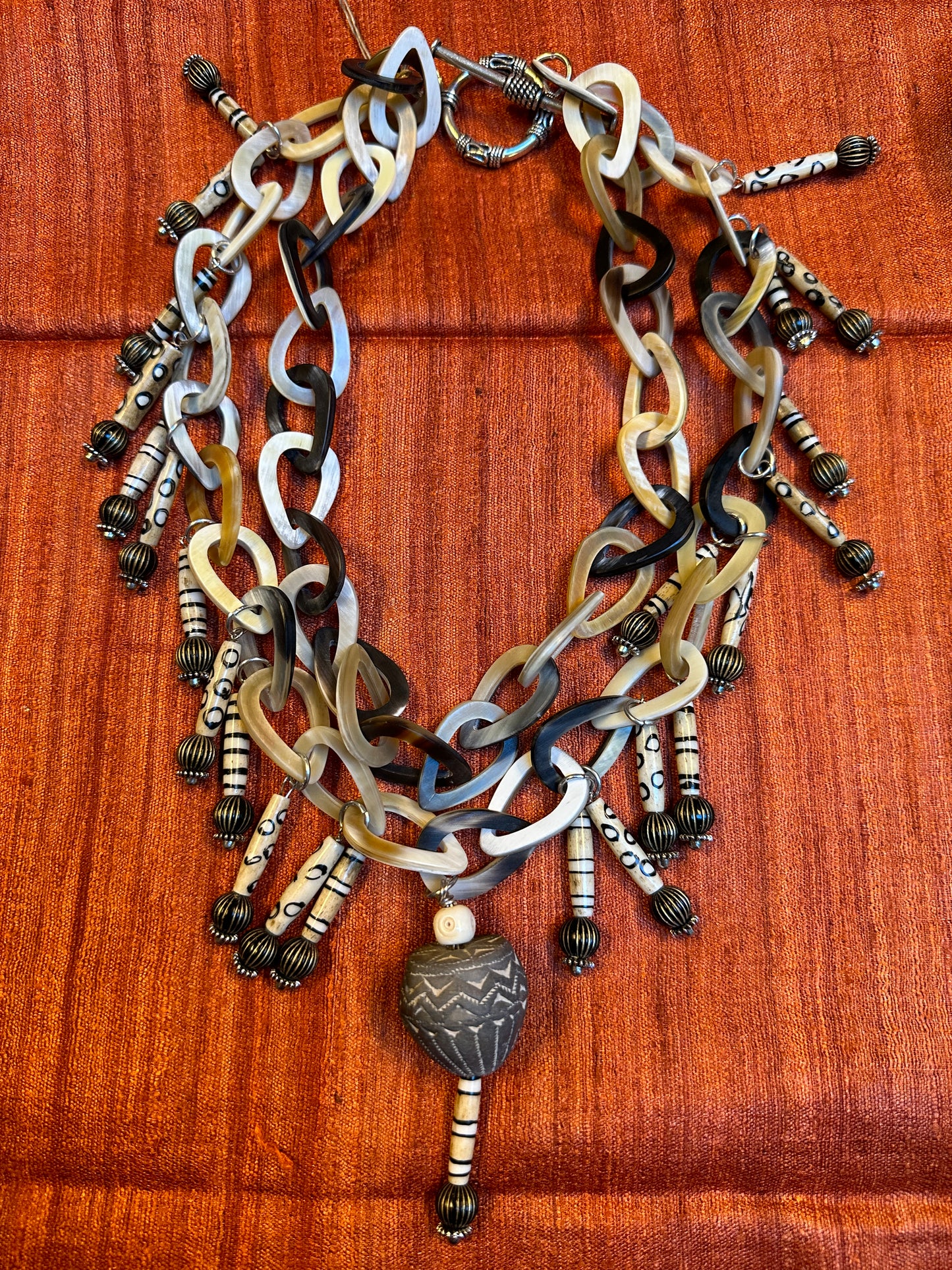 INTERLOCKING HORN NECKLACE