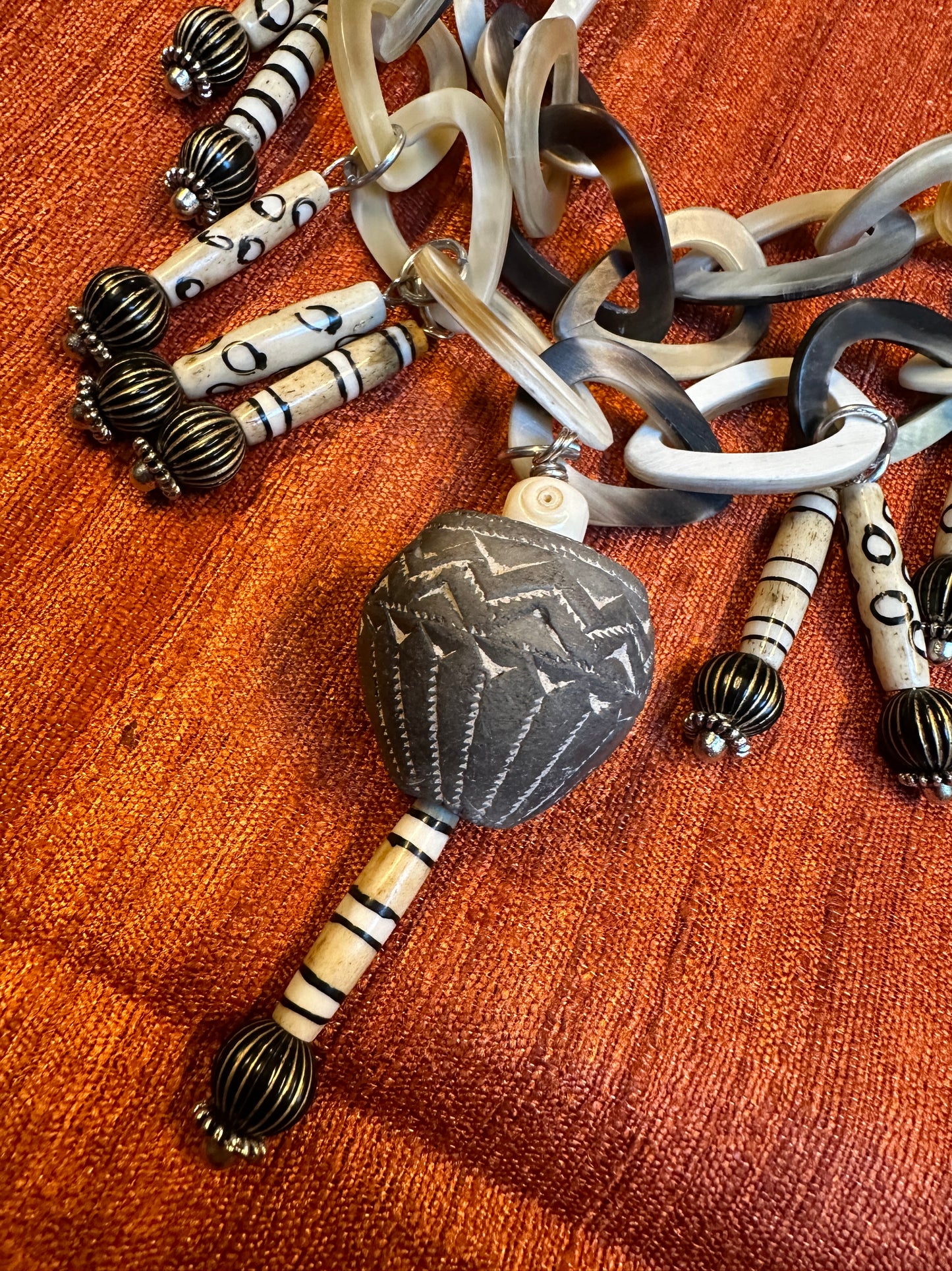INTERLOCKING HORN NECKLACE