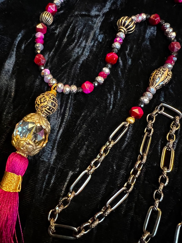 MAGENTA MARVEL NECKLACE