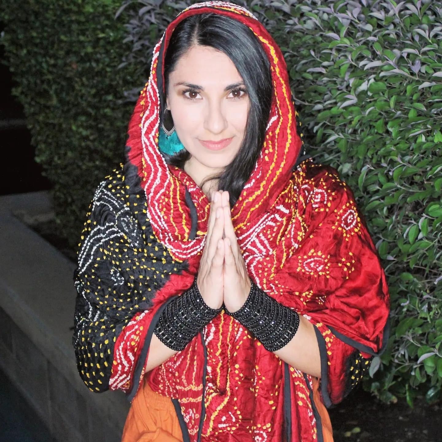 MASTERPIECE BANDHANI SILK SHAWL - RED AND BLACK