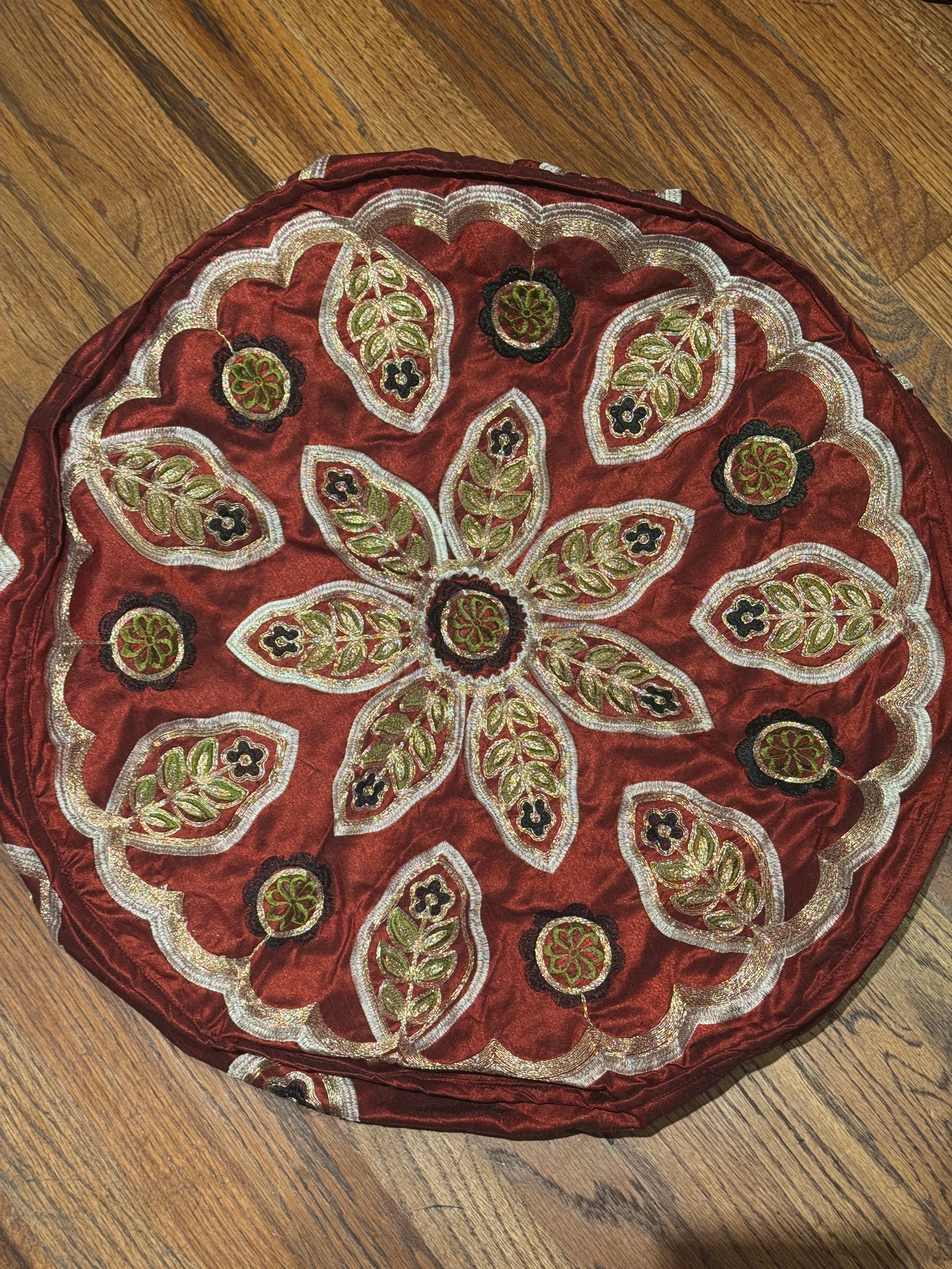 POUF SILK EMBROIDERED