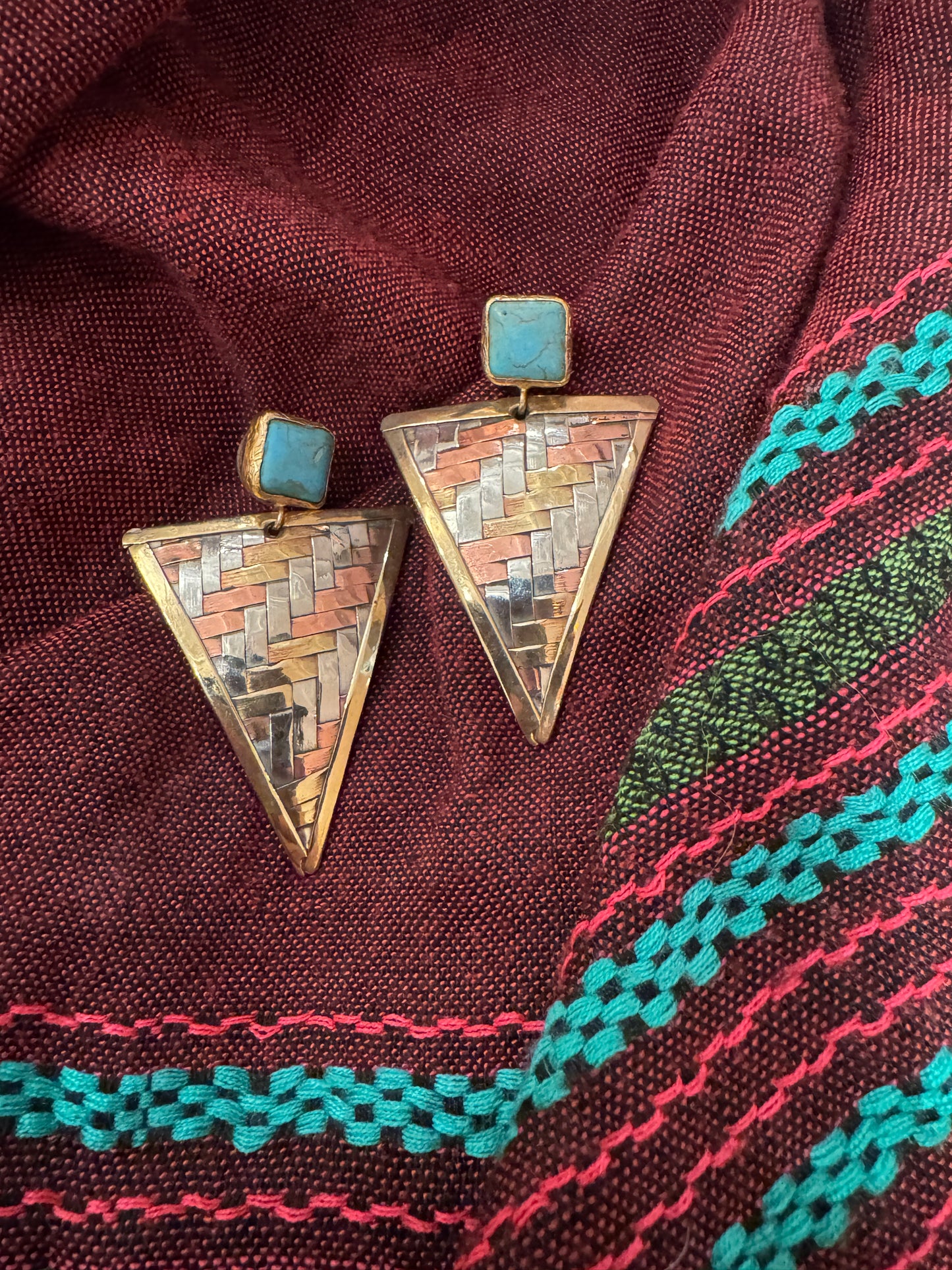 WOVEN MIX METAL TRIANGLE EARRINGS