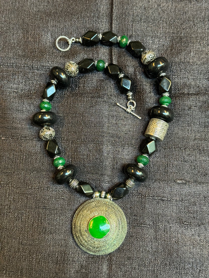 GREEN BULLSEYE NECKLACE