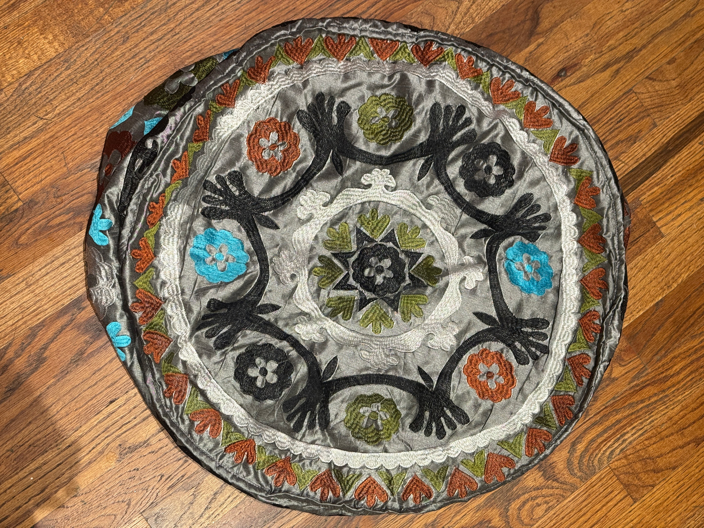 POUF SILK EMBROIDERED