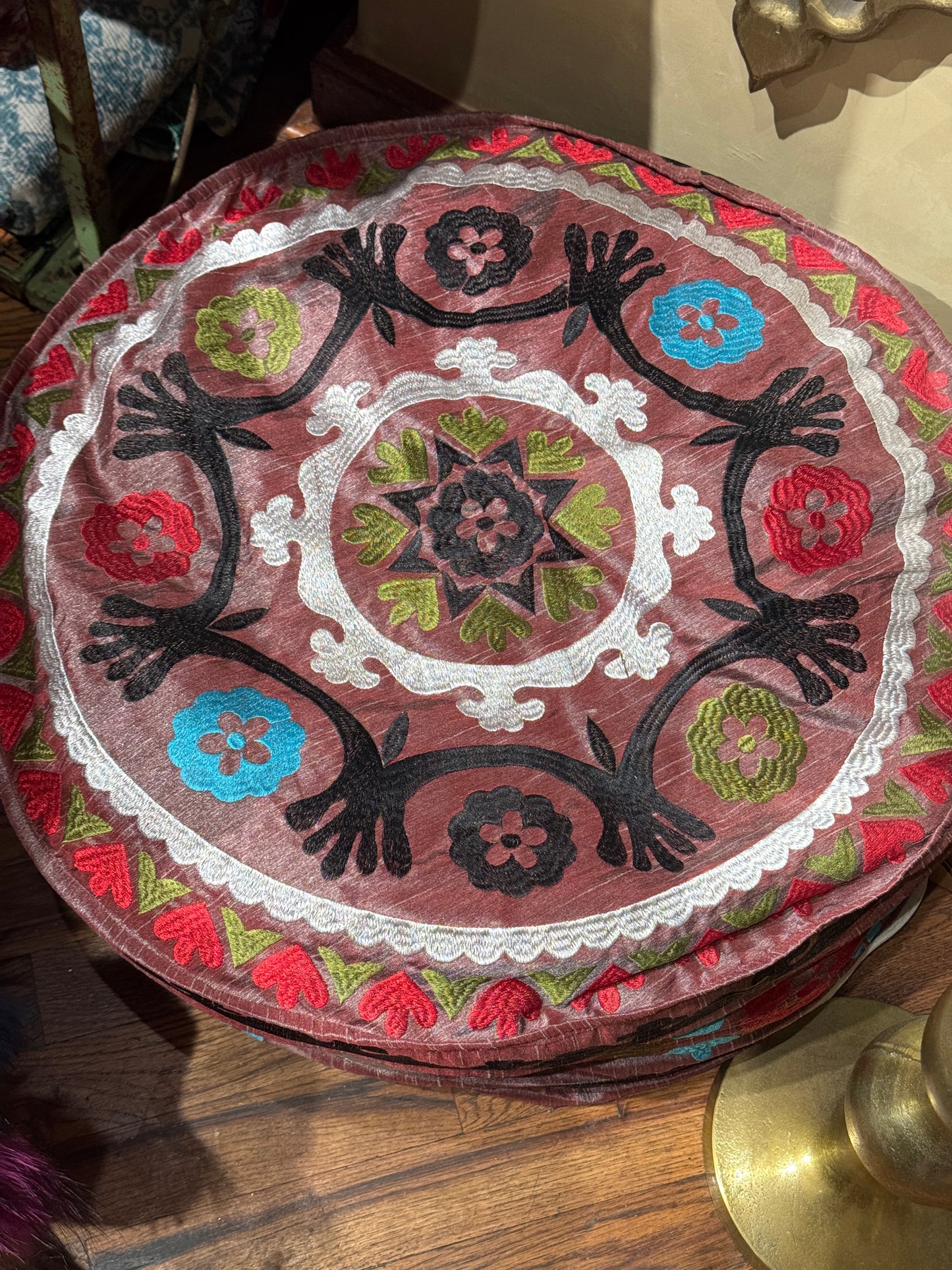 POUF SILK EMBROIDERED
