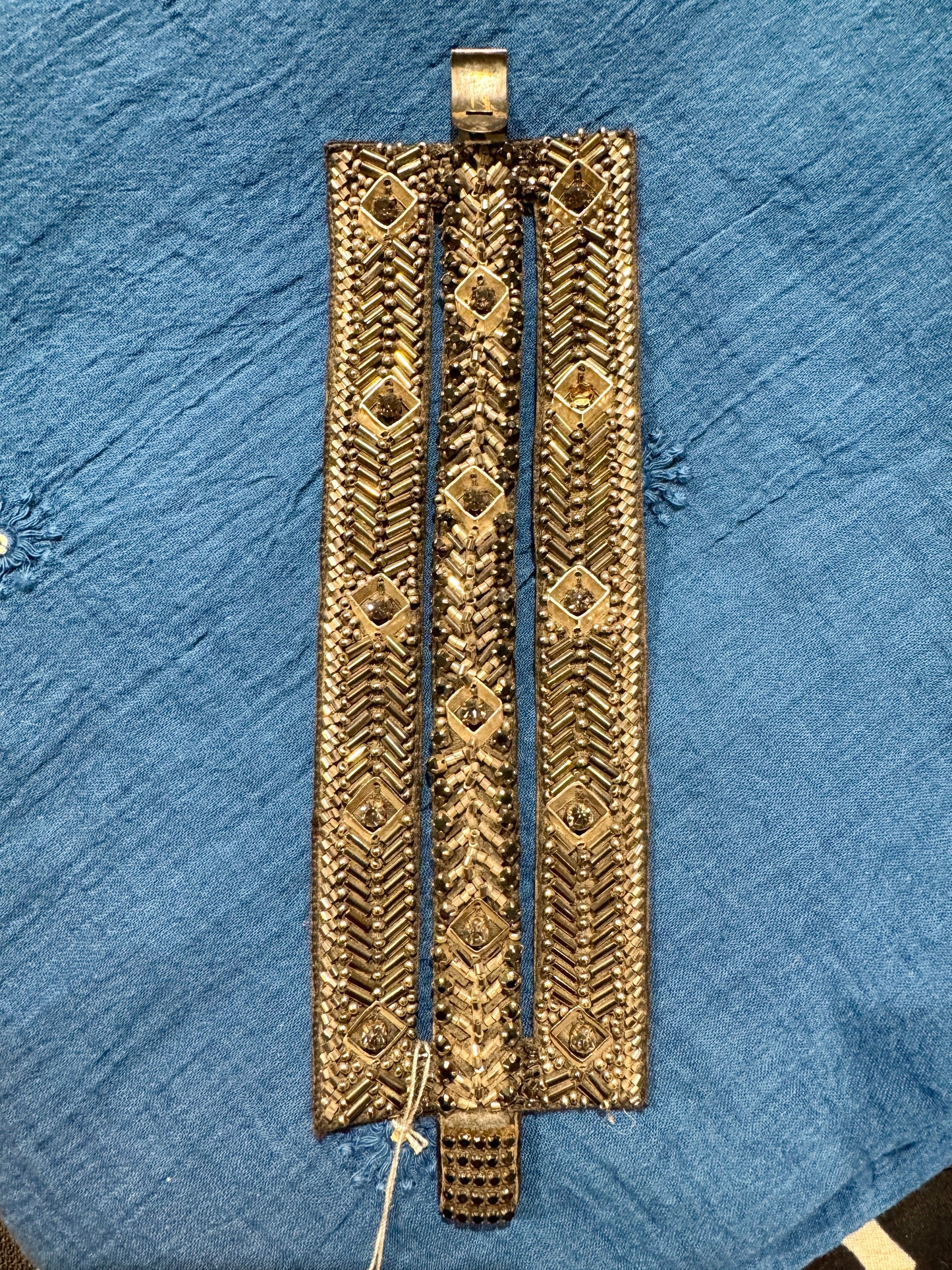 INTRICATE METAL FISH SCALE WRIST WRAPS