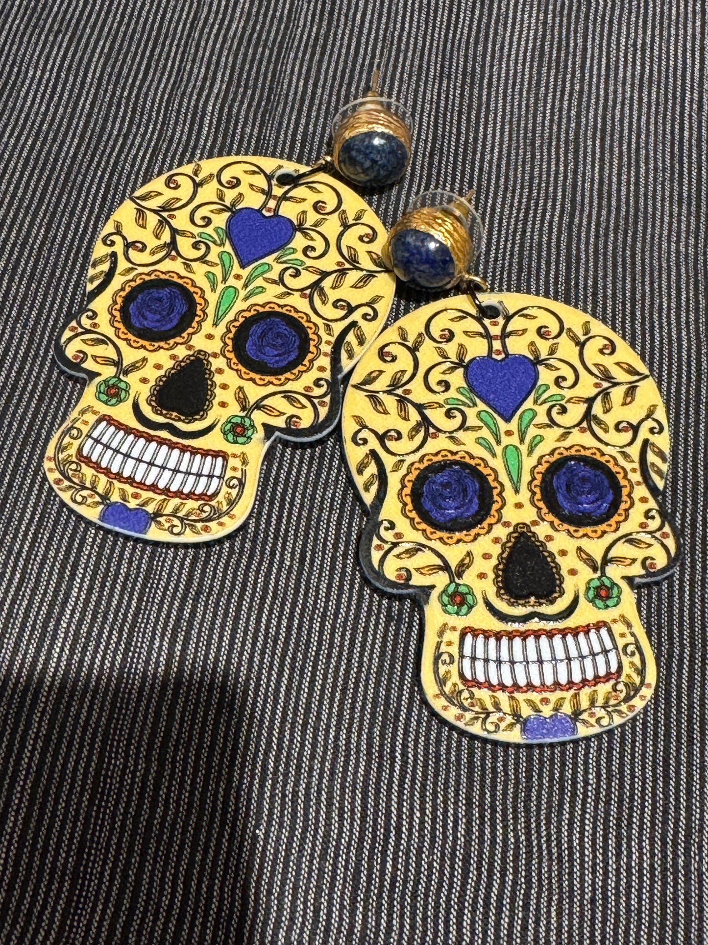 SKULL EARRINGS OF RESIN AND GEMSTONE TOPS