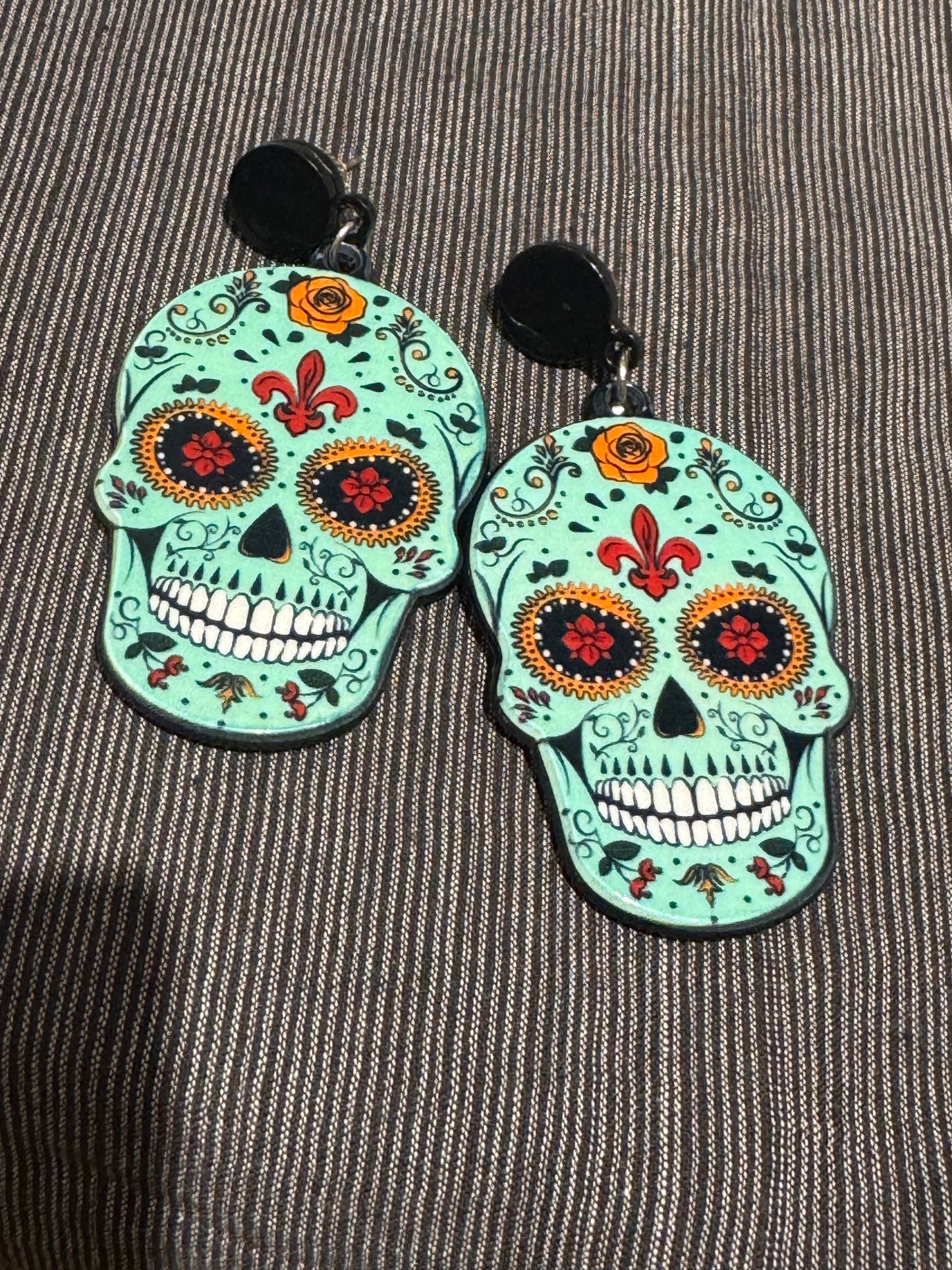 SKULL EARRINGS OF RESIN AND GEMSTONE TOPS