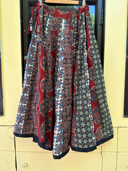 PANEL PATCH PRINTED SKIRT