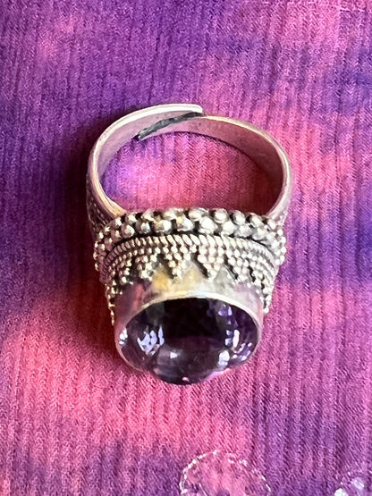 VIOLA AMETHYST RING