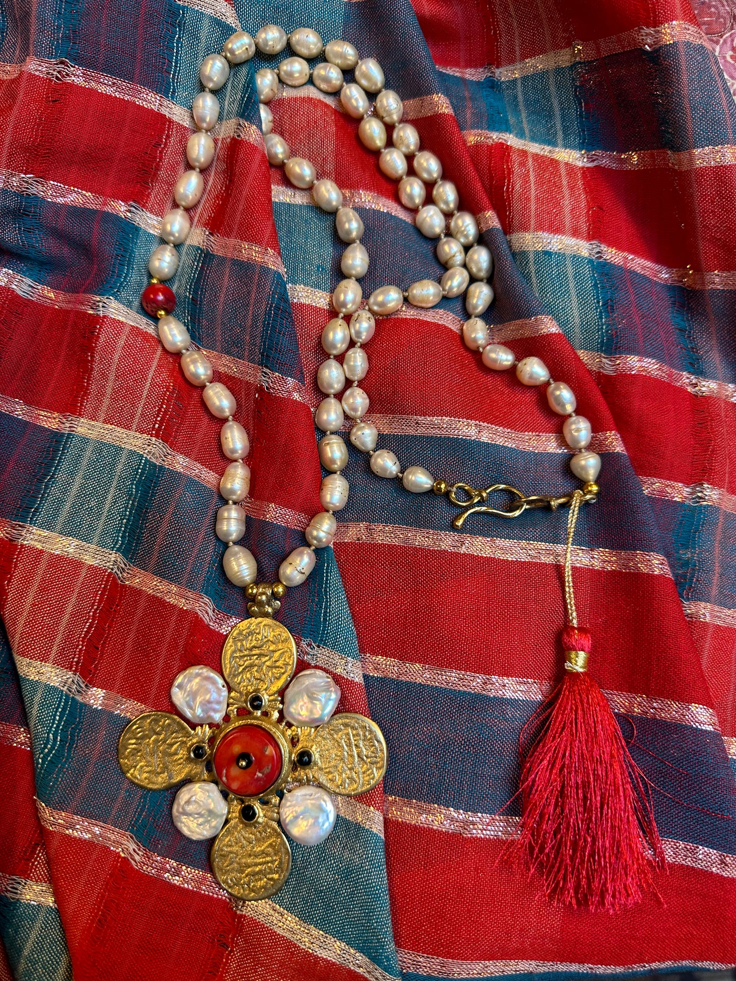 CLOVER COIN & PEARL MEDALLION NECKLACE