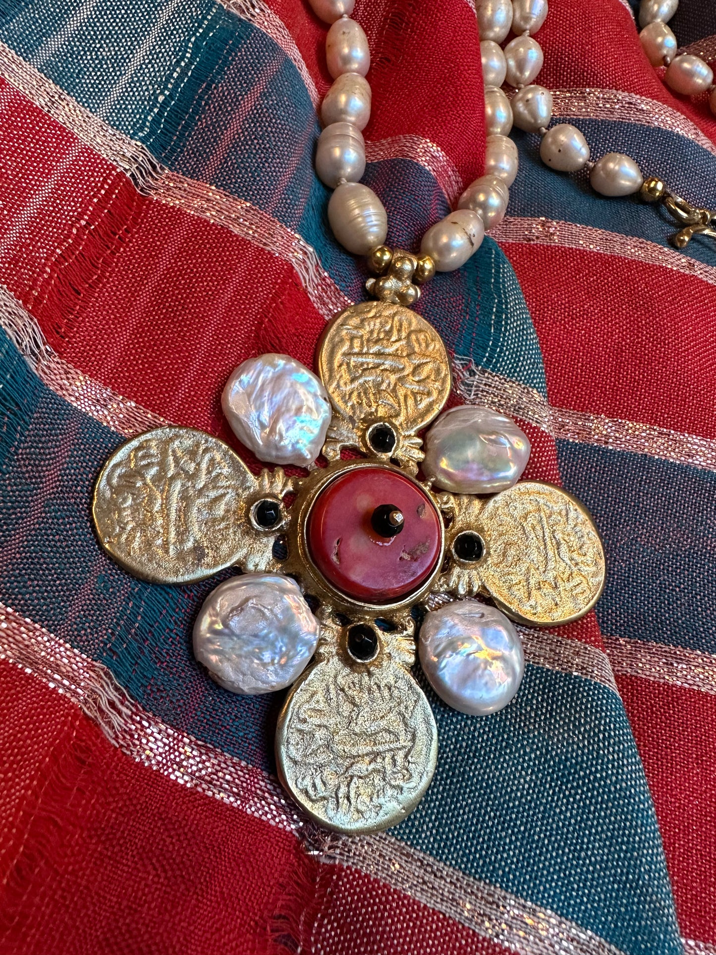 CLOVER COIN & PEARL MEDALLION NECKLACE